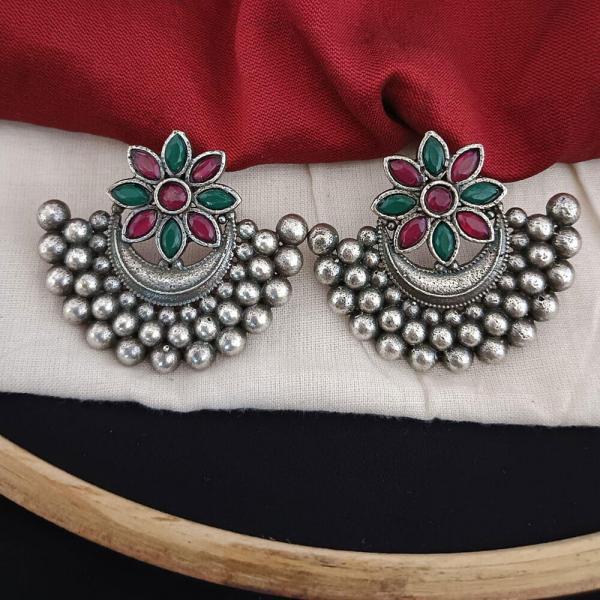 FANCY FLORAL STUD