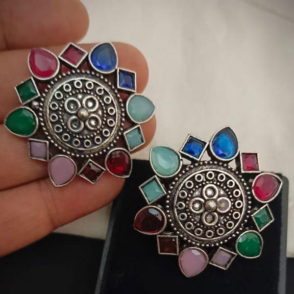 Lipsa Circular Stud