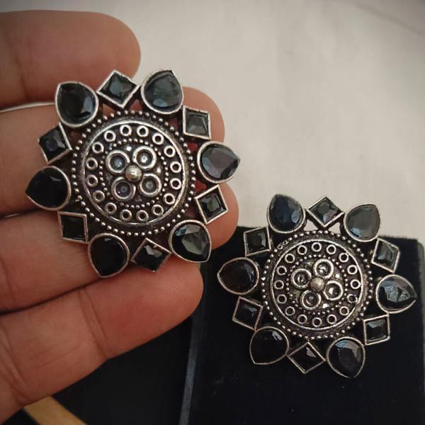 Lipsa Circular Stud