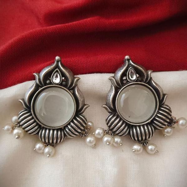 Lotus Vibes Stud